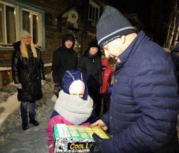 На средства депутата Фролова подарки к Новому году получили 30 семей