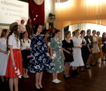 В 36-й школе депутат Александр Фролов вручил детям войны памятные знаки