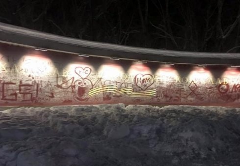 Баннер в центре Архангельска разрисовали снежными надписями