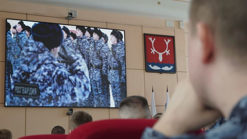 Наряду с традициями: награждение в честь юбилеев Росгвардии в Нарьян-Маре